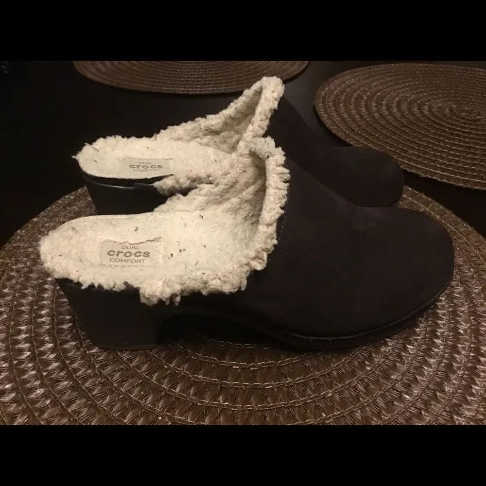 Women's Crocs Sarah Mules Clogs Sz W7 Brown Suede - Picture 4 of 7